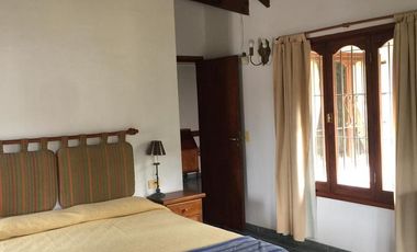 Casa en Alquiler Temporario en Pinamar para 8 personas con amplio parque.