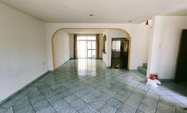 CASA AMPLIA EN VENTA LAS FUENTES A UNOS METROS DE AV CONSTITUYENTES Y TEJEDA