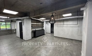 Muy interesante oficina cercana a Av. Vitacura con Av. Manquehue Norte.