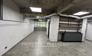 Muy interesante oficina cercana a Av. Vitacura con Av. Manquehue Norte.