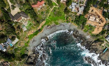 Exclusiva Parcela Frente al Mar con Playa Privada y Bahía Cristalina en Bahía Azul de Los Vilos.