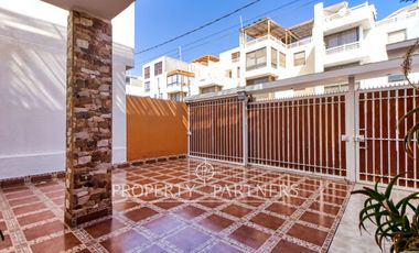 Venta de casa en Parque Inglés con amplia terraza y vista al mar