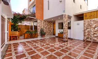 Venta de casa en Parque Inglés con amplia terraza y vista al mar