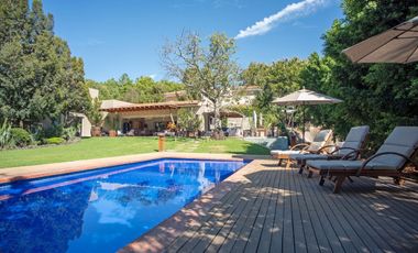 CASA EN VENTA EN FRACCIONAMIENTO LOS JALES EN ZAPOPAN CON ALBERCA Y MUY AMPLIA