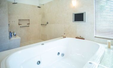 CASA EN VENTA EN FRACCIONAMIENTO LOS JALES EN ZAPOPAN CON ALBERCA Y MUY AMPLIA