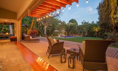 CASA EN VENTA EN FRACCIONAMIENTO LOS JALES EN ZAPOPAN CON ALBERCA Y MUY AMPLIA