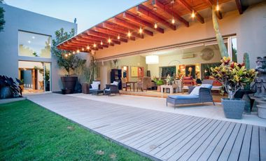 CASA EN VENTA EN FRACCIONAMIENTO LOS JALES EN ZAPOPAN CON ALBERCA Y MUY AMPLIA