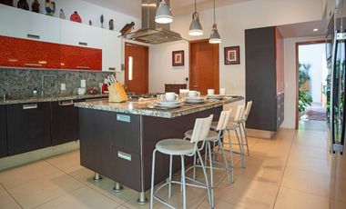 CASA EN VENTA EN FRACCIONAMIENTO LOS JALES EN ZAPOPAN CON ALBERCA Y MUY AMPLIA