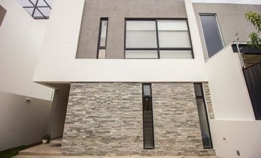 Se renta casa en solares