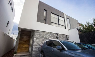 Se renta casa en solares