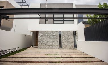 Se renta casa en solares