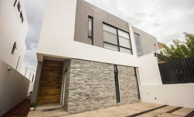 Se renta casa en solares