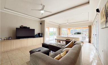 Venta casa 3 dormitorios  cochera doblle y pileta Santa Candida