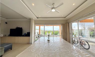 Venta casa 3 dormitorios  cochera doblle y pileta Santa Candida