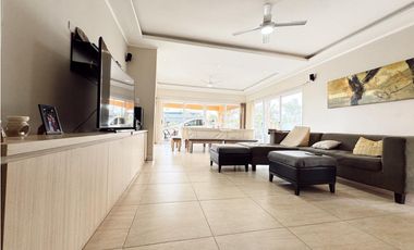 Venta casa 3 dormitorios  cochera doblle y pileta Santa Candida