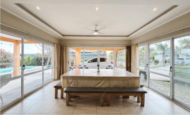 Venta casa 3 dormitorios  cochera doblle y pileta Santa Candida