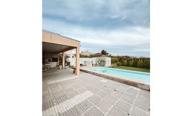 Venta casa 3 dormitorios  cochera doblle y pileta Santa Candida