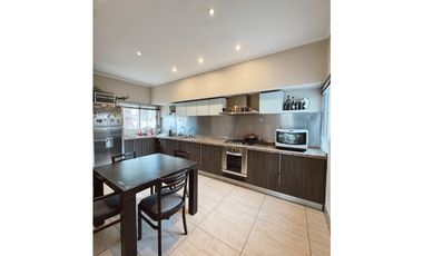 Venta casa 3 dormitorios  cochera doblle y pileta Santa Candida