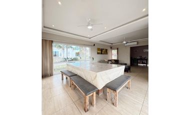 Venta casa 3 dormitorios  cochera doblle y pileta Santa Candida