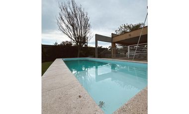 Venta casa 3 dormitorios  cochera doblle y pileta Santa Candida