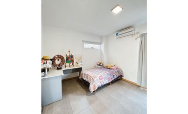 Venta casa 3 dormitorios  cochera doblle y pileta Santa Candida