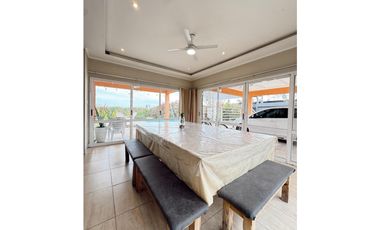 Venta casa 3 dormitorios  cochera doblle y pileta Santa Candida