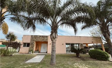 Venta casa 3 dormitorios  cochera doblle y pileta Santa Candida
