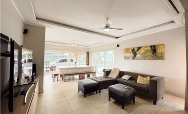 Venta casa 3 dormitorios  cochera doblle y pileta Santa Candida