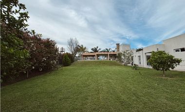 Venta casa 3 dormitorios  cochera doblle y pileta Santa Candida