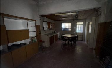 VENTA CASA MULTIFAMILIAR 6 AMBIENTES C GARAGE. PJE GUIRALDES 3000