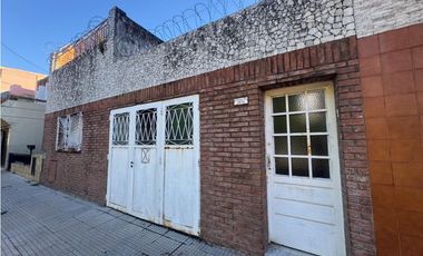 VENTA CASA MULTIFAMILIAR 6 AMBIENTES C GARAGE. PJE GUIRALDES 3000