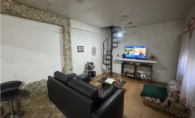 VENTA CASA MULTIFAMILIAR 6 AMBIENTES C GARAGE. PJE GUIRALDES 3000