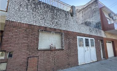 VENTA CASA MULTIFAMILIAR 6 AMBIENTES C GARAGE. PJE GUIRALDES 3000