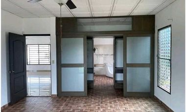 VENTA DE HERMOSA CASA EN ALGARROBOS  CERCADA ATRAS 3R