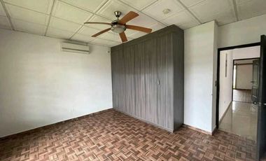 VENTA DE HERMOSA CASA EN ALGARROBOS  CERCADA ATRAS 3R