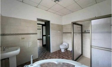 VENTA DE HERMOSA CASA EN ALGARROBOS  CERCADA ATRAS 3R