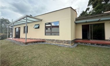 Casa campestre en unidad cerrada en el Retiro