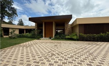 Casa moderna vía san antonio la ceja en unidad cerrada