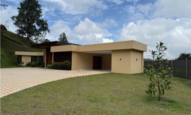 Casa moderna vía san antonio la ceja en unidad cerrada