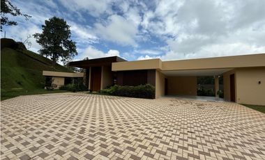 Casa moderna vía san antonio la ceja en unidad cerrada