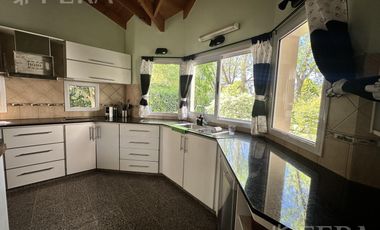 Venta casa de 5 ambientes con fondo libre con piscina en Haras Del Sur I