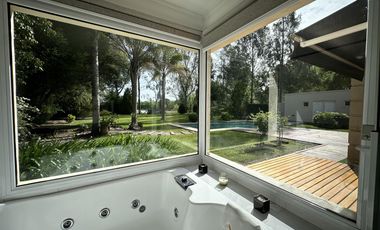 Venta casa de 5 ambientes con fondo libre con piscina en Haras Del Sur I