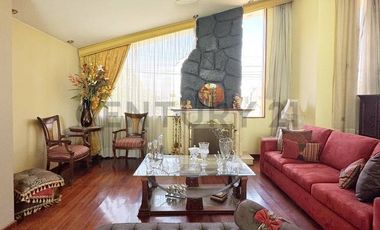 Amplia casa en Venta Cayma