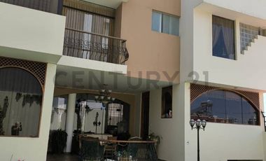 Amplia casa en Venta Cayma