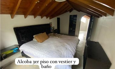 VENDO CASA DE TRES NIVELES EN POBLADO - LAS PALMAS