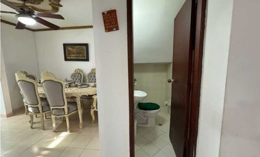 Casa de dos pisos ubicada estrategicamente jardín 005