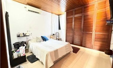 Casa de dos pisos ubicada estrategicamente jardín 005