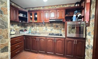 Casa de dos pisos ubicada estrategicamente jardín 005