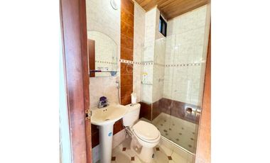 Casa de dos pisos ubicada estrategicamente jardín 005