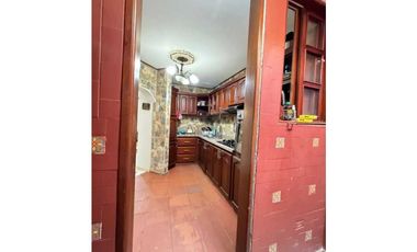 Casa de dos pisos ubicada estrategicamente jardín 005